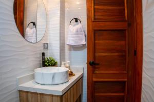 a bathroom with a sink and a mirror at Hospédate en Oiba con estilo in Oiba