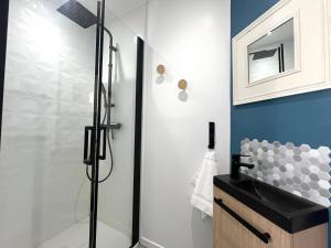 a shower with a glass door in a bathroom at Charmante maison familiale pour 10 personnes, spacieuse et confortable - FR-1-309-511 in Banyuls-sur-Mer