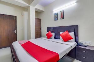 Postel nebo postele na pokoji v ubytování Hotel O Red Rose Residency