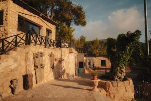 Jurf ad DarāwīshAl Bader Resort的一座石头建筑,前面有一棵树