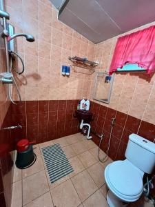 クチンにあるSri Kandis Cottage Stayのバスルーム(トイレ、シャワー付) +23枚の写真