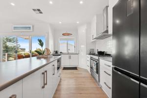 Η κουζίνα ή μικρή κουζίνα στο 7 Tabernacle Road Encounter Bay - Linen Included