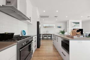 Η κουζίνα ή μικρή κουζίνα στο 7 Tabernacle Road Encounter Bay - Linen Included