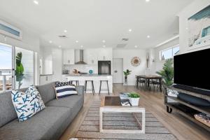 Μια τηλεόραση ή/και κέντρο ψυχαγωγίας στο 7 Tabernacle Road Encounter Bay - Linen Included +15 φωτογραφίες