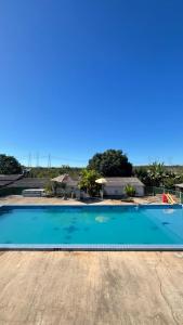 Padre BernardoRecanto Do Piu的院子里有一个很大的蓝色游泳池