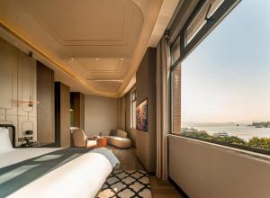 Balkón nebo terasa v ubytování Xiamen Lujiang Harbourview Hotel