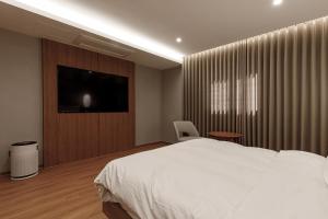 TV a/nebo společenská místnost v ubytování Aventa Hotel
