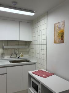 Kuchyň nebo kuchyňský kout v ubytování LeeLeeMate 2 rooms, 2 beds, for 4 people, 5 minutes from Mangwon Station