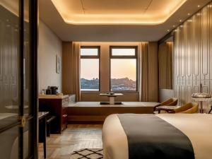 Postel nebo postele na pokoji v ubytování Xiamen Lujiang Harbourview Hotel