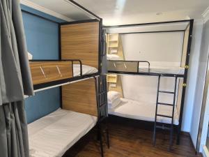北京Beijing Xingshe Youth Hostel--Nearby Tiananmen square & Forbidden City & Houhai Bar street--1 minute walk to subway, Cat-keeping, Great wall&Forbidden city one day tour, Wifi and laundry room, English speaking Reception的有三张双层床的房间