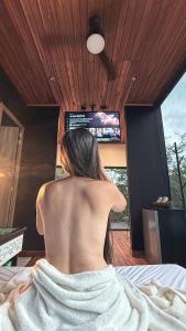 TV a/nebo společenská místnost v ubytování Cabaña 35min de Medellín, Benevento Reserva Botánica