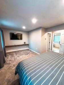 Μια τηλεόραση ή/και κέντρο ψυχαγωγίας στο Modern Downtown Stay