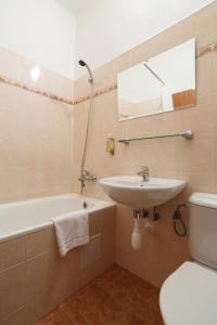 ein Badezimmer mit einem Waschbecken, einer Badewanne und einem WC in der Unterkunft Hotel Veronika in Ostrava