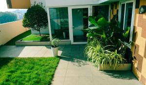 eine Haustür mit Pflanzen davor in der Unterkunft The Pink Luxe Apartment in Thiruvananthapuram