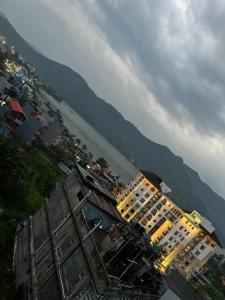 una vista dall'alto di una città con un fiume e degli edifici di Lake forest guest house a Pokhara