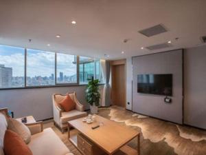 TV a/nebo společenská místnost v ubytování Kunming Greenlake View Hotel