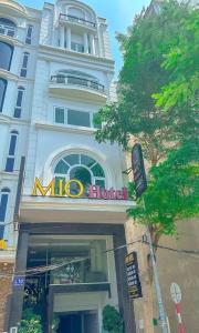 Mio Hotel Vũng Tàu في فنغ تاو: مبنى فندق ميو مع لافتة عليه