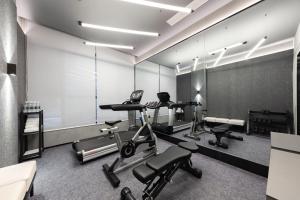 Fitness centrum a/nebo fitness zařízení v ubytování Light Hotel Hangzhou West Lake Yintai Nansong Royal Street