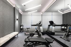 Fitness centrum a/nebo fitness zařízení v ubytování Light Hotel Hangzhou West Lake Yintai Nansong Royal Street