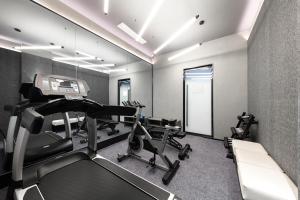 Fitness centrum a/nebo fitness zařízení v ubytování Light Hotel Hangzhou West Lake Yintai Nansong Royal Street