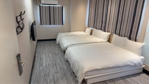 เตียงในห้องที่ 成都壹壹壹商旅