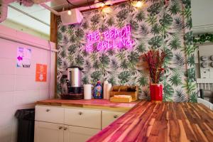 Kuchyň nebo kuchyňský kout v ubytování Waikiki Beachside Hostel