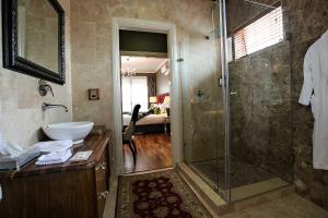 A bathroom at Mavuta Boutique Apartments