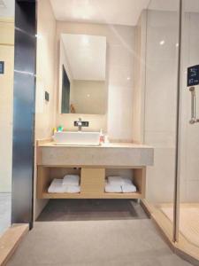 a bathroom with a sink and a mirror at City Comfort Inn Xiaogan Xiaochang Bus Passenger Station in Xiaogan