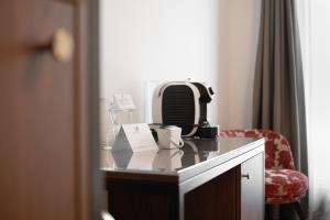 a desk with a telephone on top of a room at Hotel Des Alpes in Lucerne