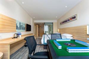 a room with a pool table and chairs in a room at City Comfort Inn Suizhou Lieshan Avenue in Suizhou