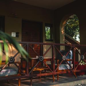 Riverside Springs Resort的阳台或露台