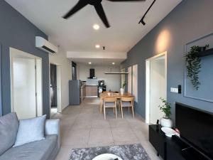 スリ・カンバンガンにあるModern Suite in Seri Kembangan Nearby MRTのソファとテーブルのあるリビングルーム