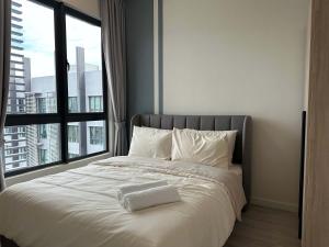 スリ・カンバンガンにあるModern Suite in Seri Kembangan Nearby MRTの大きなベッドと大きな窓のある寝室 +21枚の写真