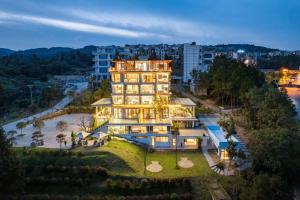 een luchtzicht op een groot gebouw bij White House Yuanjing Hotel in Wulong