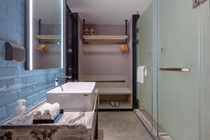 un baño con lavabo y ducha en Echarm Hotel Nanning Wuming, en Wuming 242 fotos más