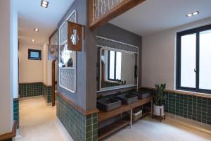 Baño con 4 lavabos y espejo en Nap Am - Dalat, en Ấp Kim Thạch 136 fotos más