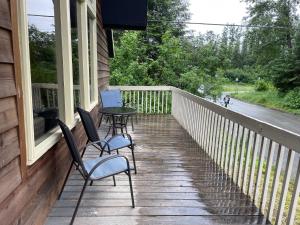 Chalet Gallery - Enjoy Two Units with this Chalet in the Heart of Alyeska - Walk almost anywhere!的阳台或露台