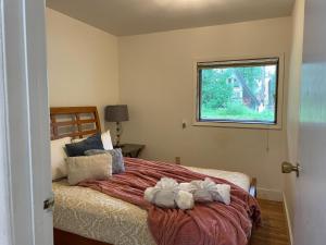 Chalet Gallery - Enjoy Two Units with this Chalet in the Heart of Alyeska - Walk almost anywhere!客房内的一张或多张床位