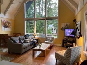 哥德伍德Chalet Gallery - Enjoy Two Units with this Chalet in the Heart of Alyeska - Walk almost anywhere!的带沙发和桌子的客厅