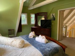 哥德伍德Chalet Gallery - Enjoy Two Units with this Chalet in the Heart of Alyeska - Walk almost anywhere!的一间卧室，床上有一张带毛巾的床