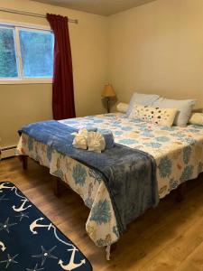 a bedroom with a bed with a blue and white blanket at Grandma's House - Large Home - DISCOUNT ON TOURS! in Mendenhaven +46 photos