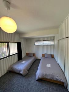 Postel nebo postele na pokoji v ubytování 一棟貸切温泉旅館house kuu + 27 fotografií