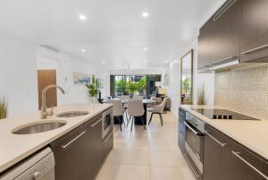 Dapur atau dapur kecil di Resort-style Swim Out - A True Tropical Oasis