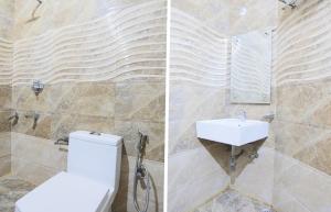 twee foto's van een badkamer met toilet en wastafel bij Hotel O New Raj Kamal in Aurangabad