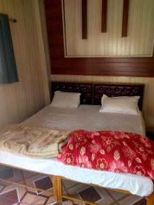 Una cama o camas en una habitación de Mussoorie View Campus Tents