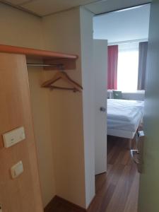 Ein Bett oder Betten in einem Zimmer der Unterkunft Ibis Ulm City
