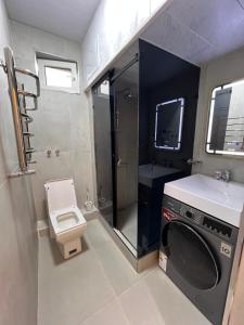 Koupelna v ubytování OS Shaumyana + 2 fotografie