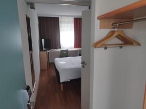 Ein Bett oder Betten in einem Zimmer der Unterkunft Ibis Ulm City