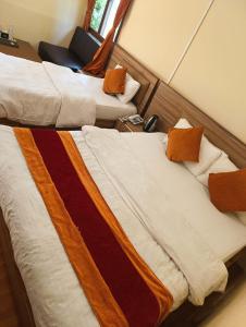 سرير أو أسرّة في غرفة في Treez Resort