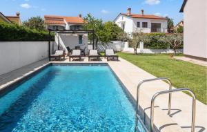 Bazén v ubytovaní Holiday Home Valbandon 11 alebo v jeho blízkosti
